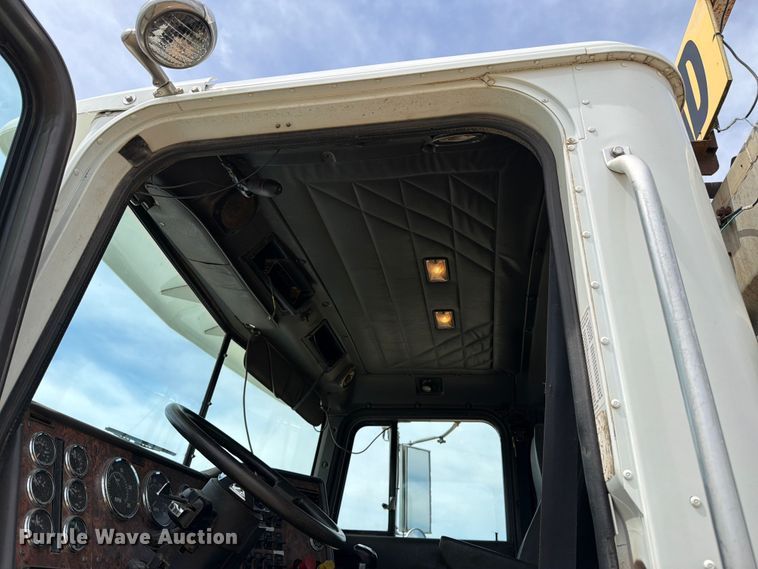 image for item FK0218 1999 International 9309 semi truck