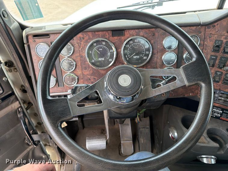 image for item FK0218 1999 International 9309 semi truck