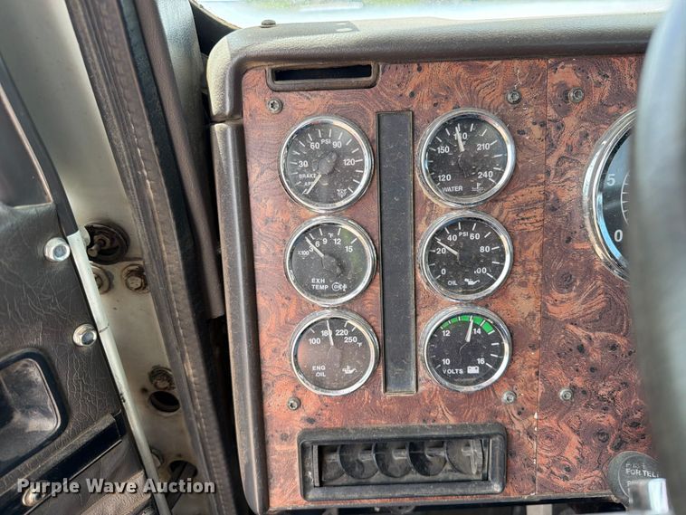 image for item FK0218 1999 International 9309 semi truck