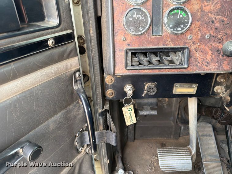 image for item FK0218 1999 International 9309 semi truck