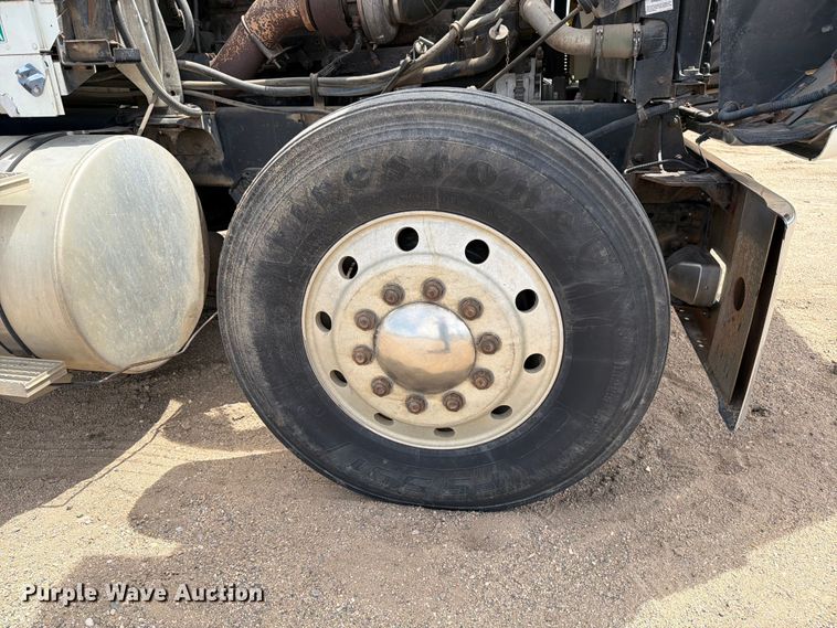 image for item FK0218 1999 International 9309 semi truck