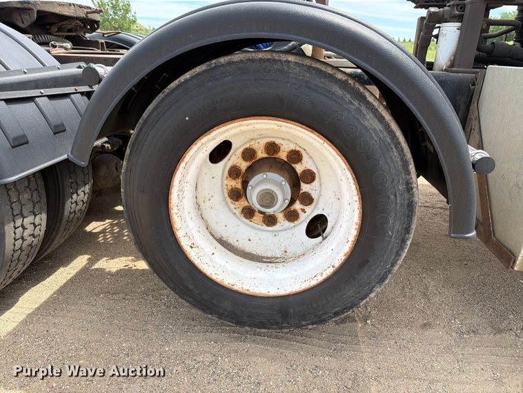 image for item FK0218 1999 International 9309 semi truck