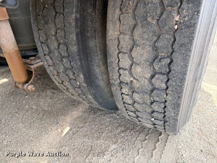 image for item FK0218 1999 International 9309 semi truck