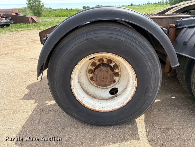 image for item FK0218 1999 International 9309 semi truck