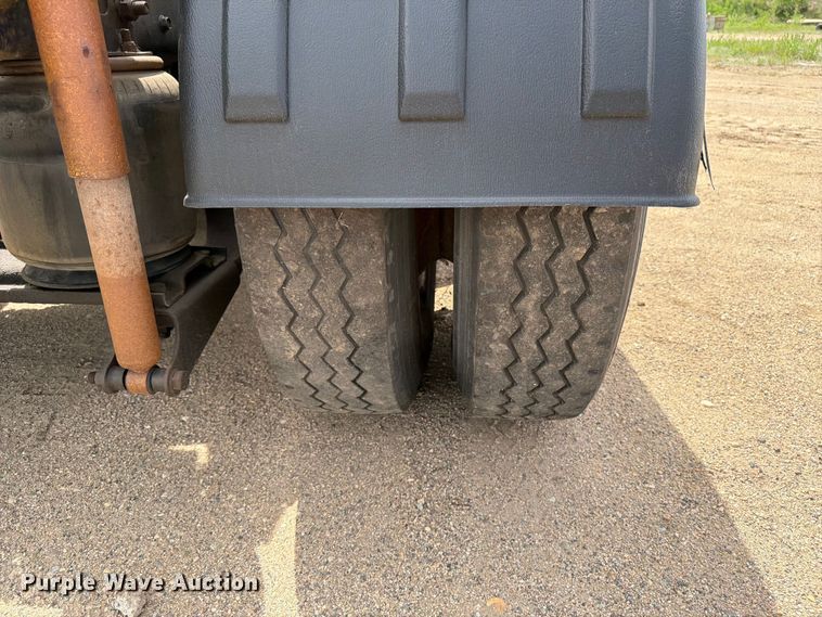 image for item FK0218 1999 International 9309 semi truck