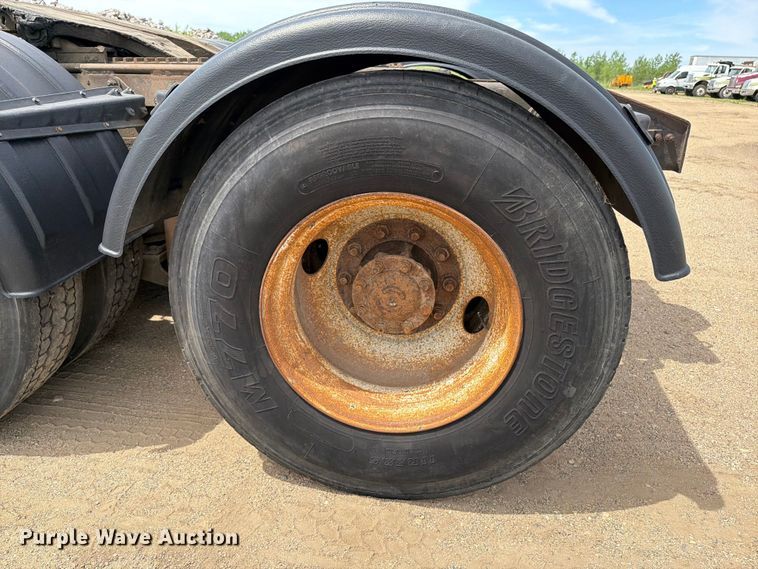 image for item FK0218 1999 International 9309 semi truck