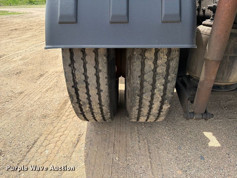 image for item FK0218 1999 International 9309 semi truck