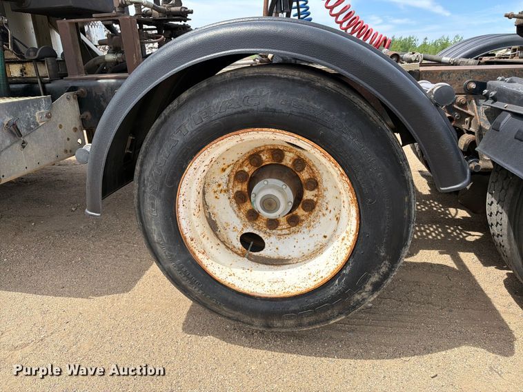 image for item FK0218 1999 International 9309 semi truck