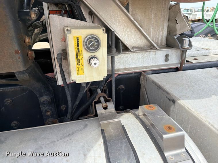image for item FK0219 2015 International 5900i semi truck