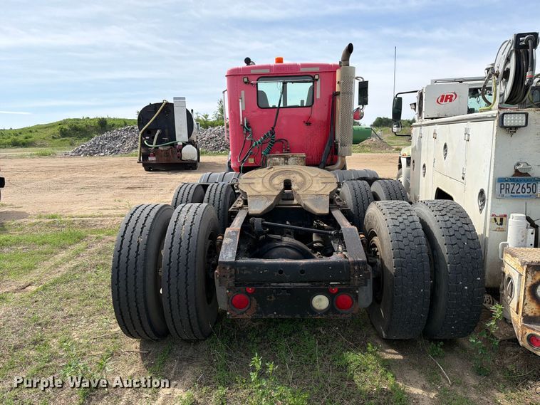 image for item FK0231 2006 International 9200i semi truck