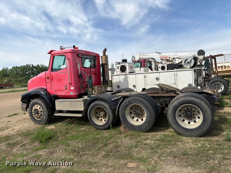 image for item FK0231 2006 International 9200i semi truck