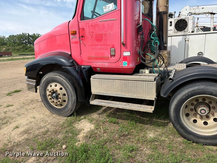 image for item FK0231 2006 International 9200i semi truck