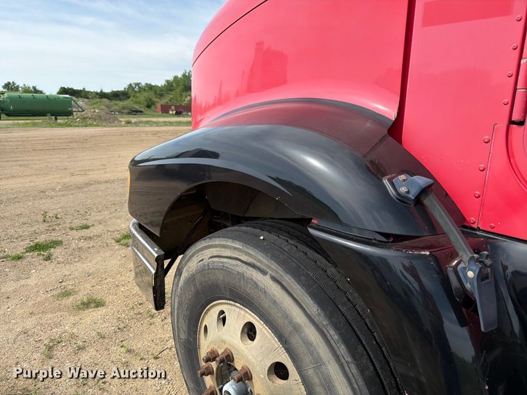 image for item FK0231 2006 International 9200i semi truck
