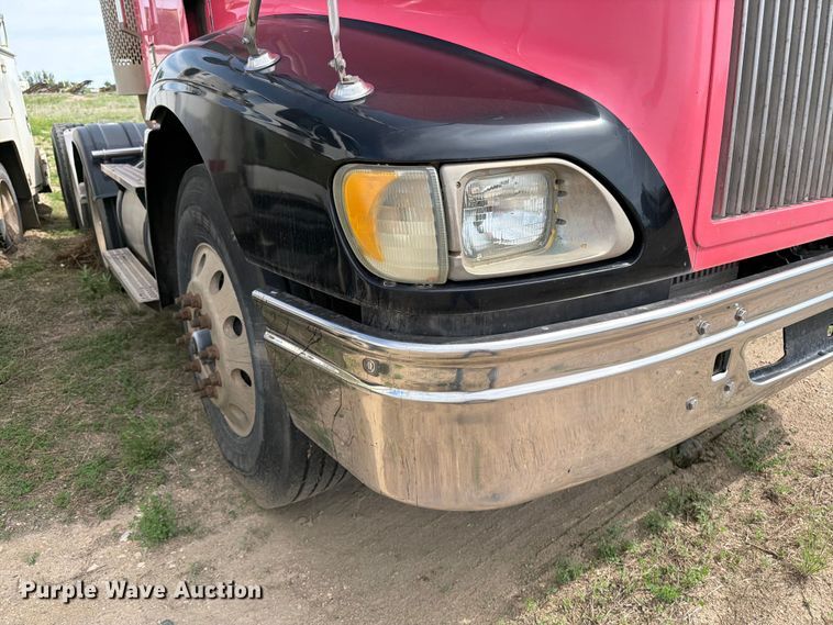 image for item FK0231 2006 International 9200i semi truck