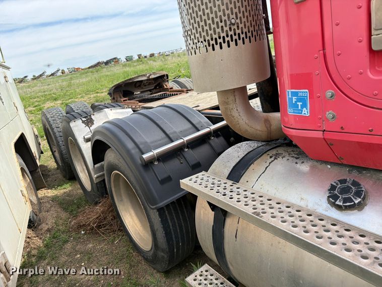 image for item FK0231 2006 International 9200i semi truck
