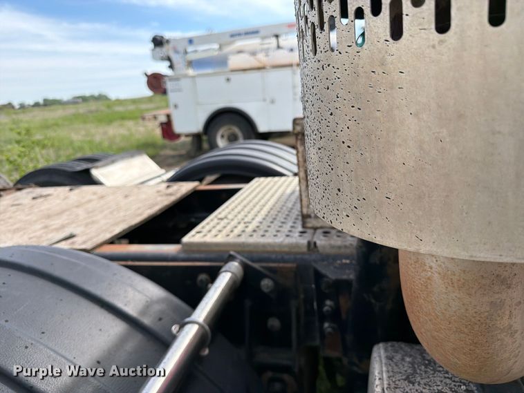 image for item FK0231 2006 International 9200i semi truck