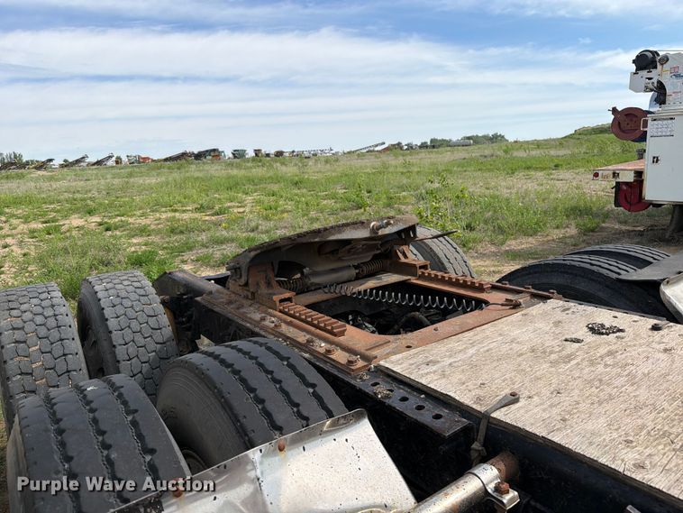 image for item FK0231 2006 International 9200i semi truck