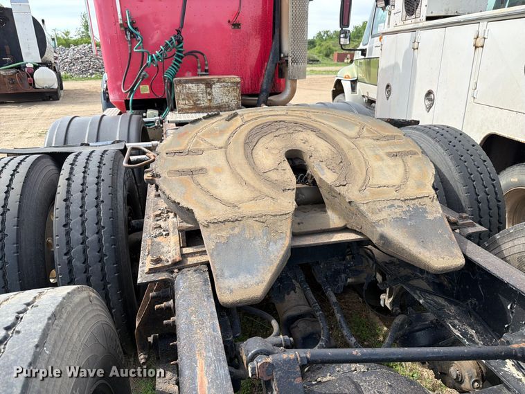 image for item FK0231 2006 International 9200i semi truck