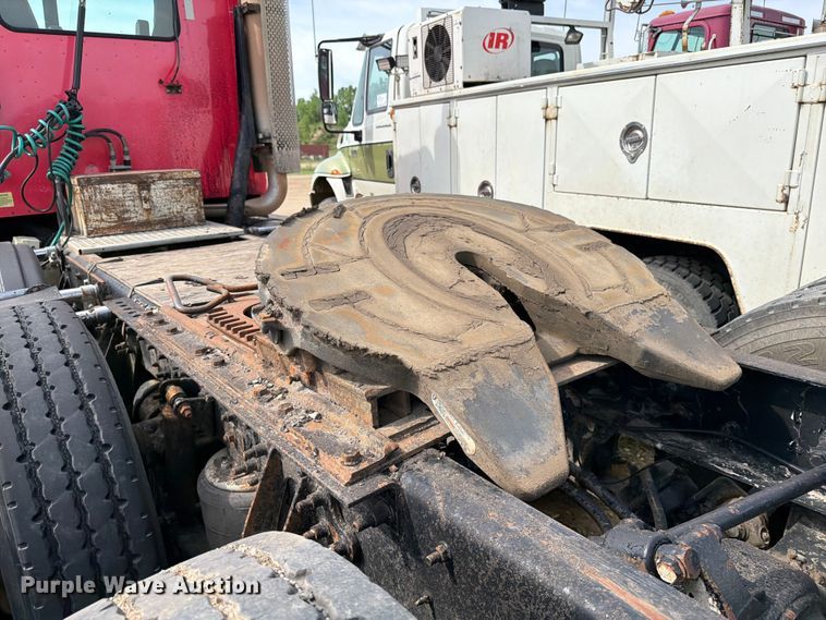 image for item FK0231 2006 International 9200i semi truck