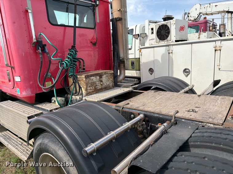 image for item FK0231 2006 International 9200i semi truck