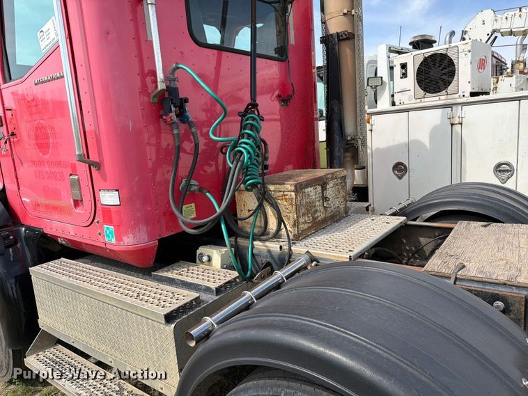 image for item FK0231 2006 International 9200i semi truck