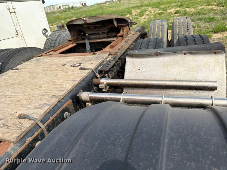 image for item FK0231 2006 International 9200i semi truck