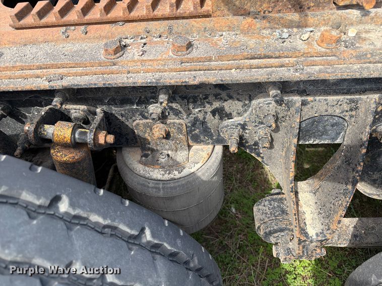 image for item FK0231 2006 International 9200i semi truck