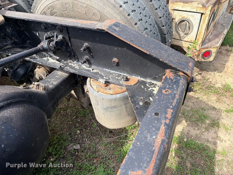 image for item FK0231 2006 International 9200i semi truck