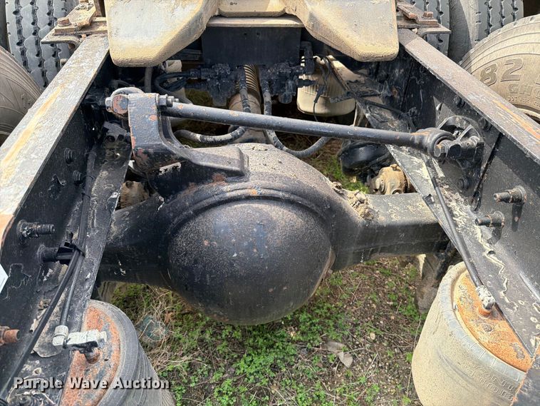 image for item FK0231 2006 International 9200i semi truck