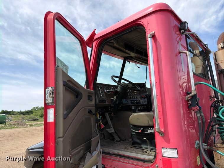 image for item FK0231 2006 International 9200i semi truck