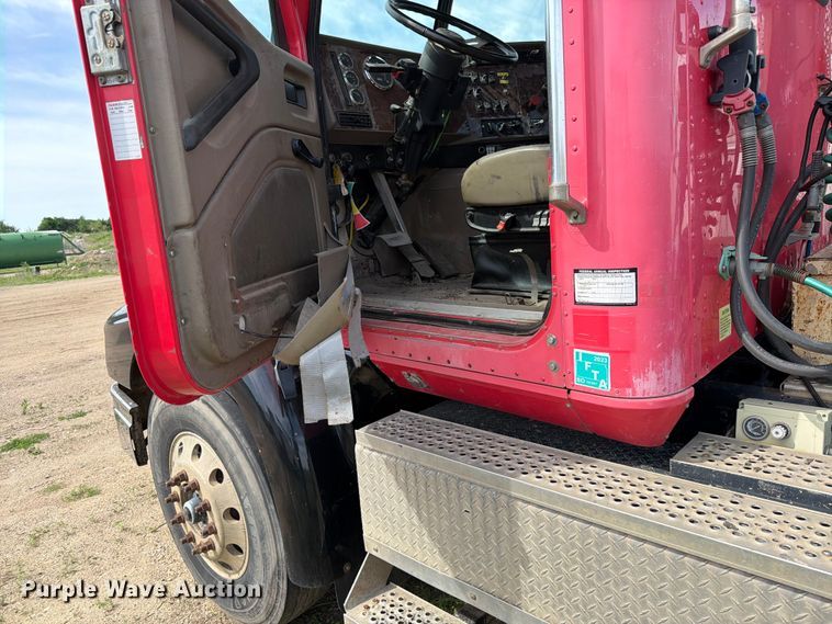 image for item FK0231 2006 International 9200i semi truck