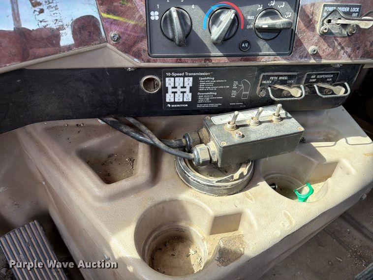 image for item FK0231 2006 International 9200i semi truck
