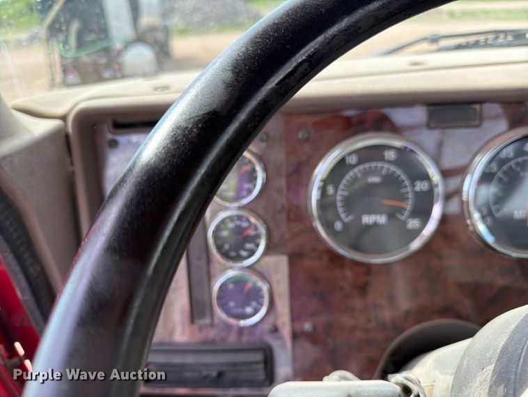 image for item FK0231 2006 International 9200i semi truck