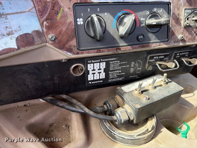 image for item FK0231 2006 International 9200i semi truck