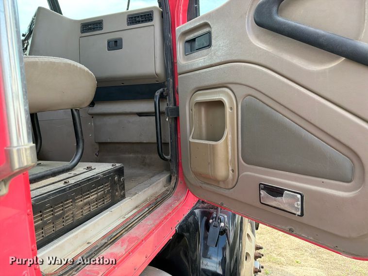 image for item FK0231 2006 International 9200i semi truck