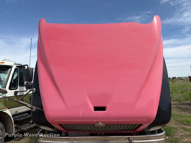 image for item FK0231 2006 International 9200i semi truck
