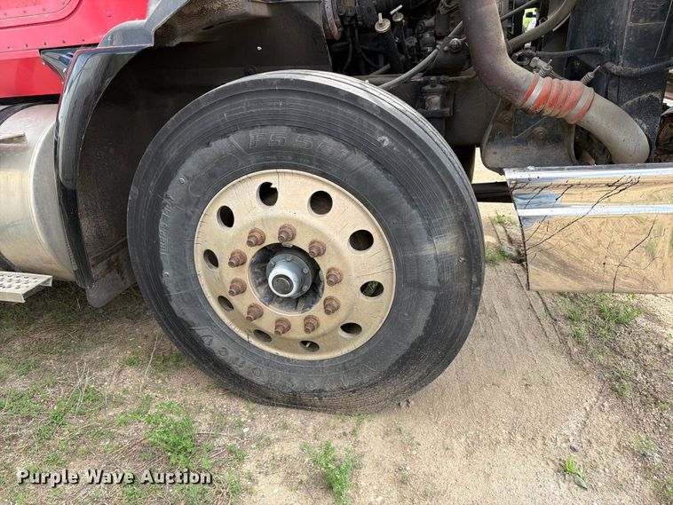 image for item FK0231 2006 International 9200i semi truck