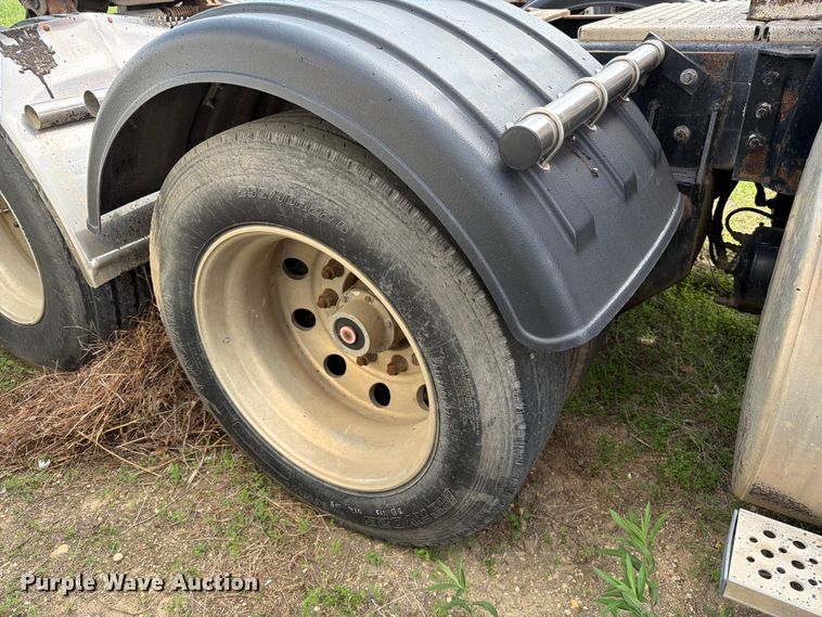 image for item FK0231 2006 International 9200i semi truck