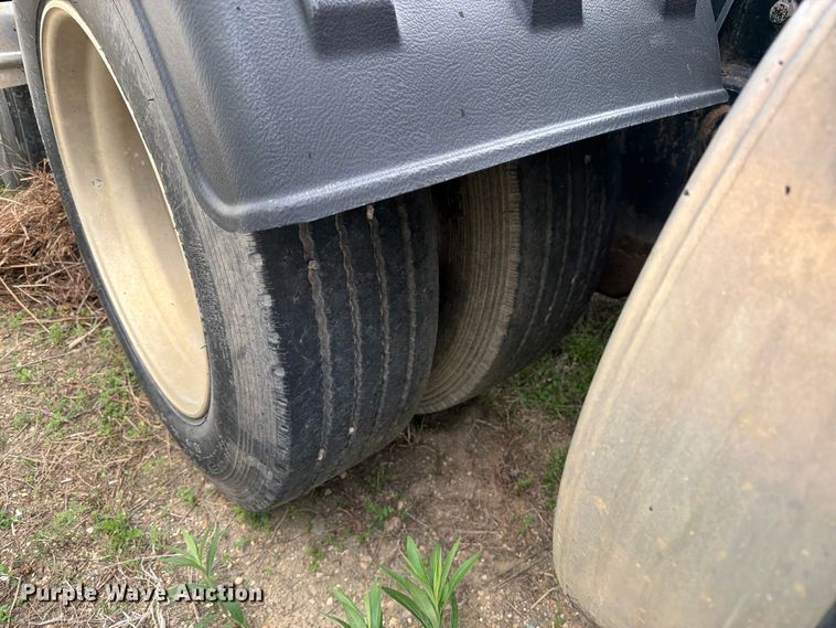 image for item FK0231 2006 International 9200i semi truck
