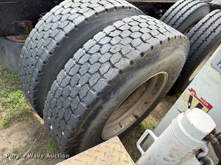 image for item FK0231 2006 International 9200i semi truck