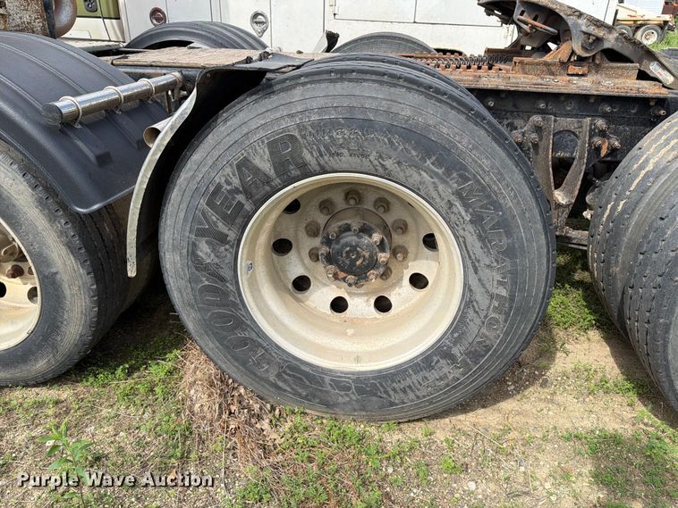 image for item FK0231 2006 International 9200i semi truck