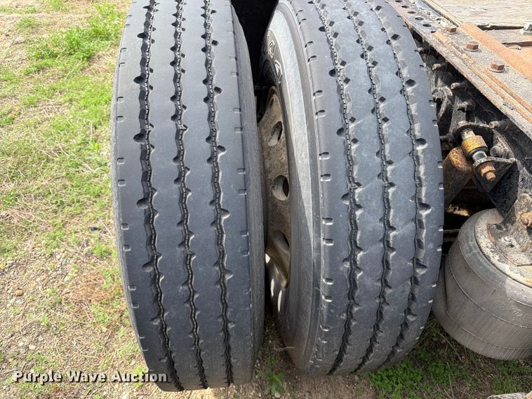 image for item FK0231 2006 International 9200i semi truck