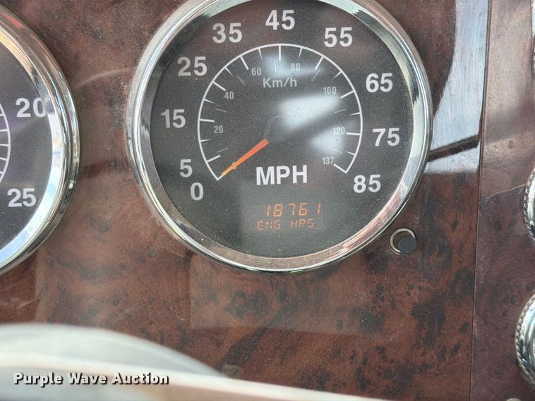 image for item FK0231 2006 International 9200i semi truck