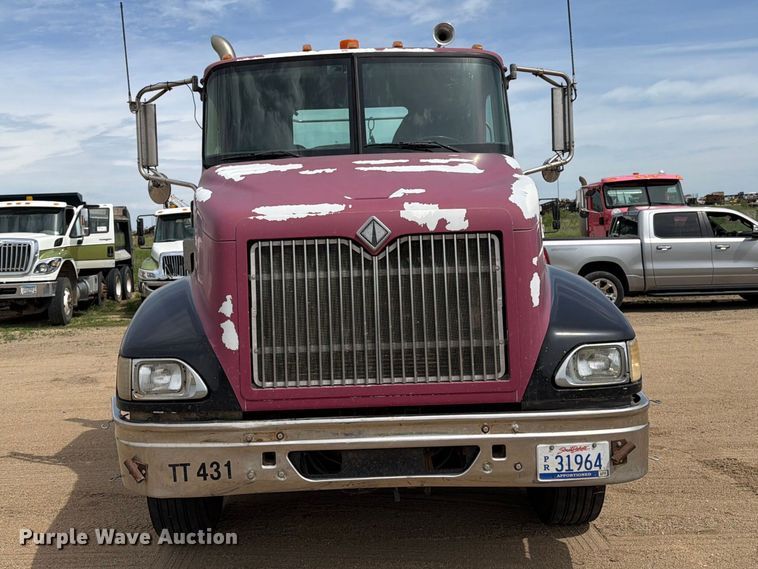 image for item FK0233 2001 International 9100i semi truck