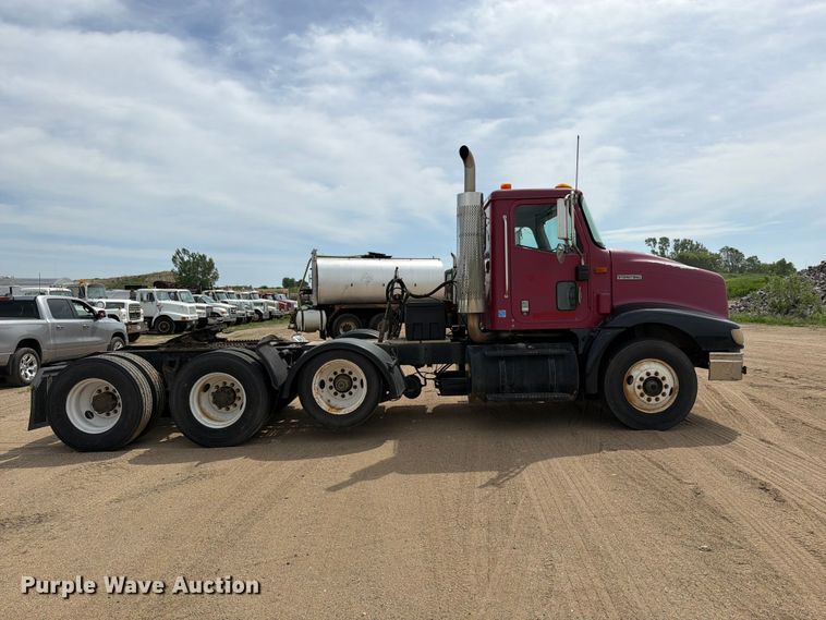 image for item FK0233 2001 International 9100i semi truck