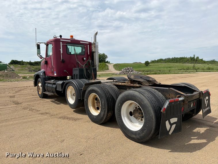 image for item FK0233 2001 International 9100i semi truck