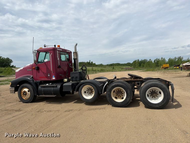 image for item FK0233 2001 International 9100i semi truck