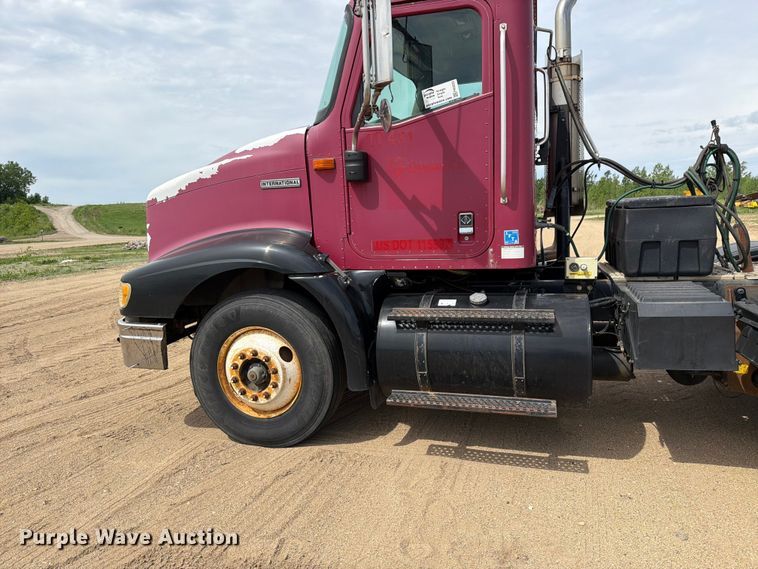 image for item FK0233 2001 International 9100i semi truck