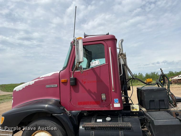 image for item FK0233 2001 International 9100i semi truck