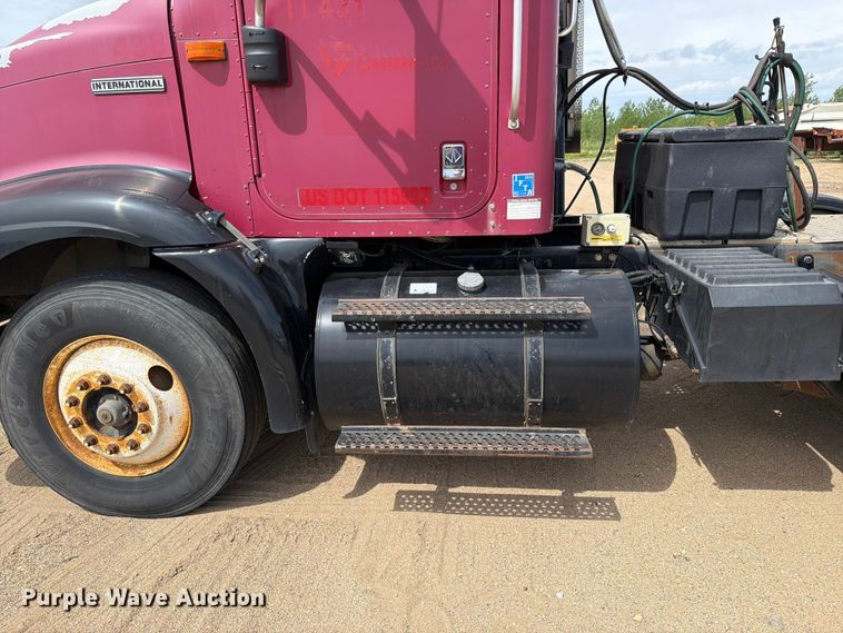 image for item FK0233 2001 International 9100i semi truck